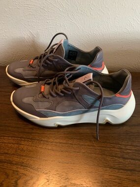 Ecco Genuine Leather sneakers  - women size US 8- 8.5/ 39 - new